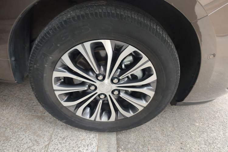 Used Buick GL8 2022 Land Executive Class 652T Prestige Model Right Front Wheel Hub