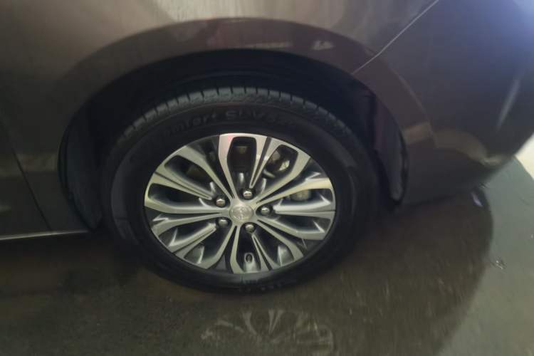 Used Buick GL8 2022 Land Cruiser Executive Class 652T Comfort Model Right Front Wheel Hub