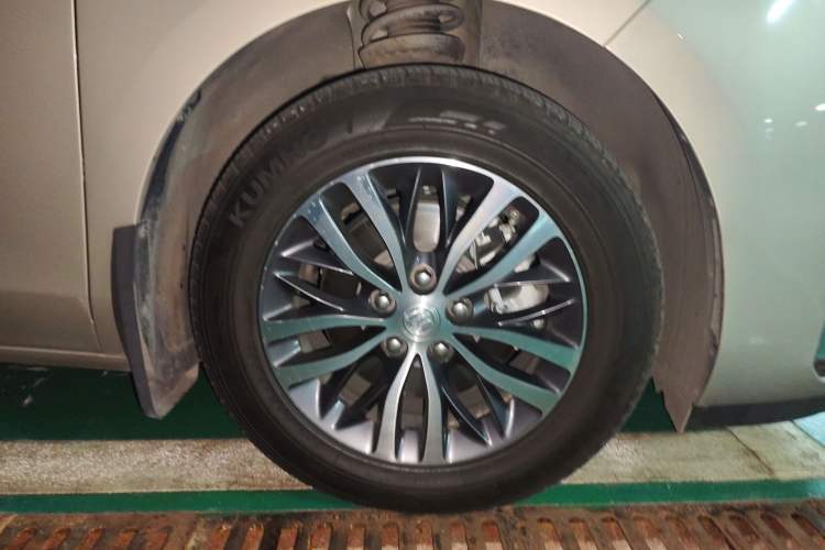 Used Buick GL8 2022 ES Landtrek 653T Comfort Edition Right Front Wheel Hub