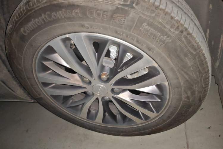Used Buick GL8 2022 ES Landtrek 653T Luxury Edition Right Front Wheel Hub