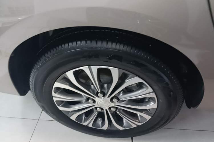 Used Buick GL8 2022 Land Business Class 652T Luxury Model Right Rear Wheel Hub