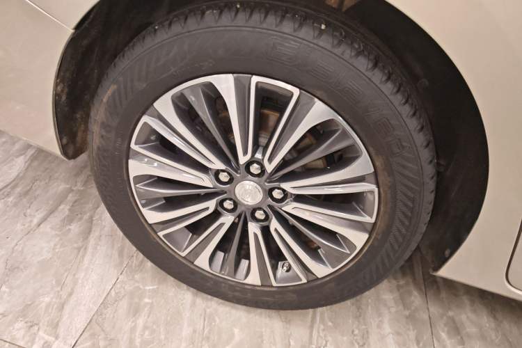 Used Buick GL8 2022 ES Land Cruiser 653T Luxury Model Right Rear Wheel Hub