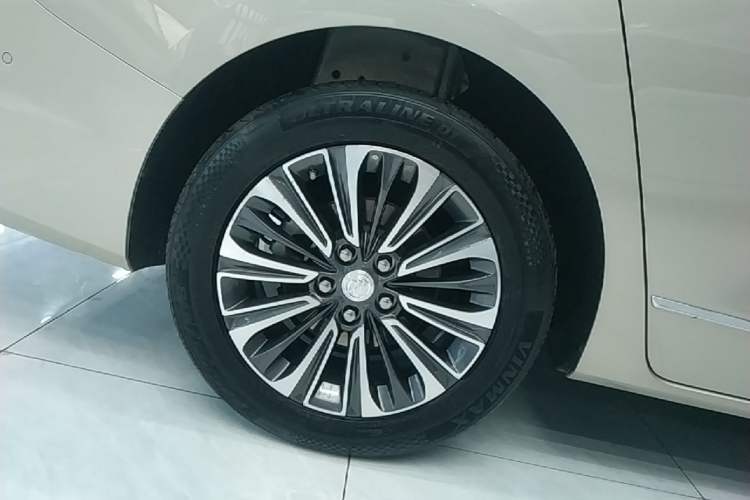 Used Buick GL8 2022 ES Landtrek 653T Flagship Model Right Rear Wheel Hub