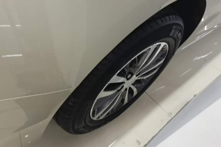 Used Buick GL8 2022 ES Landtrek 653T Luxury Edition Right Rear Wheel Hub
