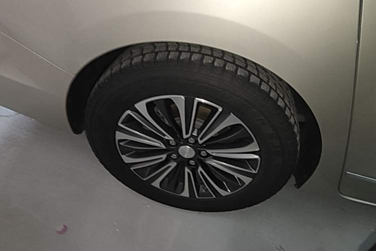 Used Buick GL8 2022 ES Landtrek 653T Flagship Model Right Rear Wheel Hub