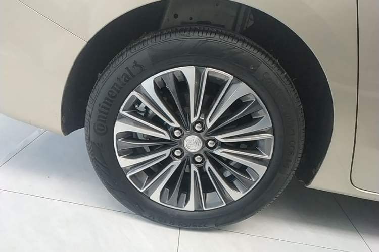 Used Buick GL8 2022 ES Land Cruiser 653T Luxury Model Right Rear Wheel Hub
