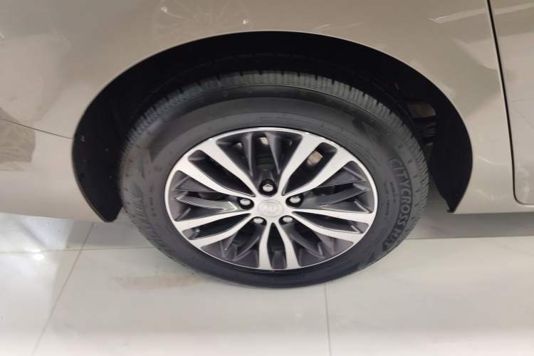 Used Buick GL8 2022 ES Landtrek 653T Comfort Edition Right Rear Wheel Hub