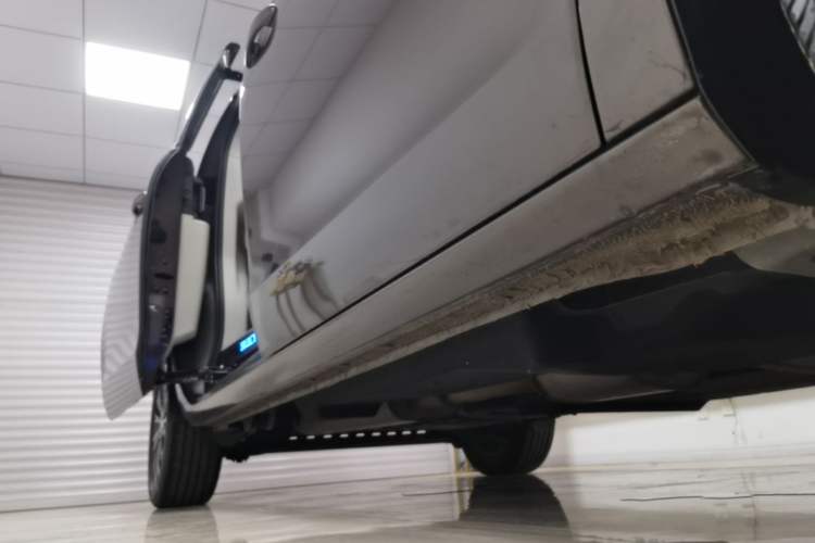Used Buick GL8 2022 Land Cruiser Executive Class 652T Comfort Model Right Side Sill
