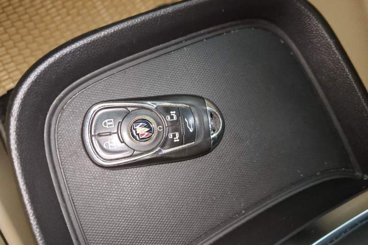 Used Buick GL8 2022 ES Land Cruiser 653T Luxury Model Vehicle Key