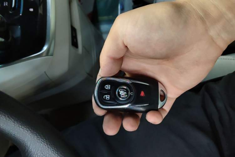 Used Buick GL8 2022 Land Cruiser Executive Class 652T Comfort Model Vehicle Key
