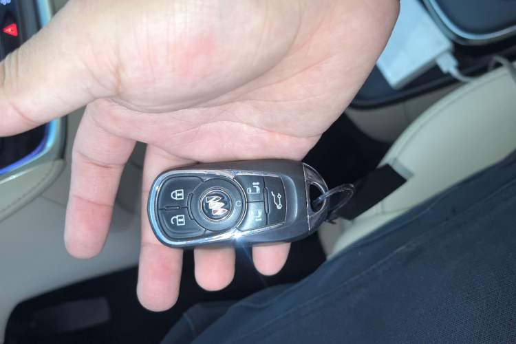 Used Buick GL8 2022 ES Land Cruiser 653T Luxury Model Vehicle Key