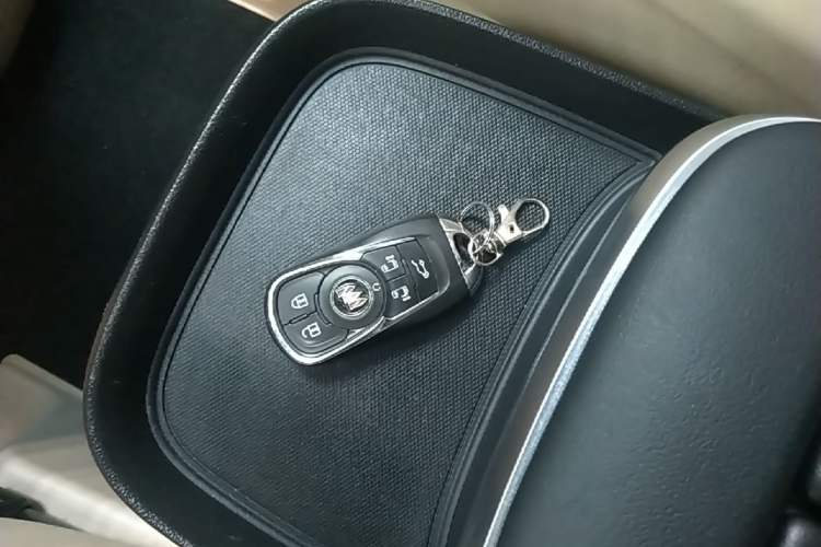 Used Buick GL8 2022 ES Land Cruiser 653T Luxury Model Vehicle Key