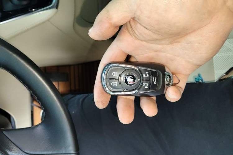 Used Buick GL8 2022 ES Land Cruiser 653T Luxury Model Vehicle Key