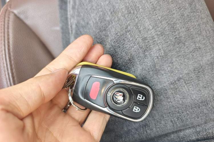 Used Buick GL8 2022 Land Cruiser Executive Class 652T Comfort Model Vehicle Key