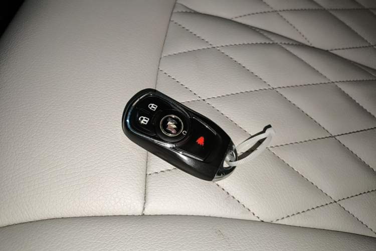 Used Buick GL8 2022 Land Cruiser Executive Class 652T Comfort Model Vehicle Key