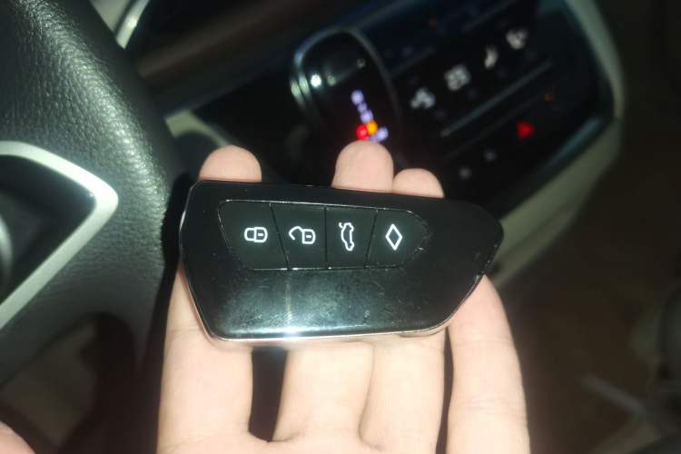 Used Buick GL8 2022 Land Cruiser Executive Class 652T Comfort Model Vehicle Key