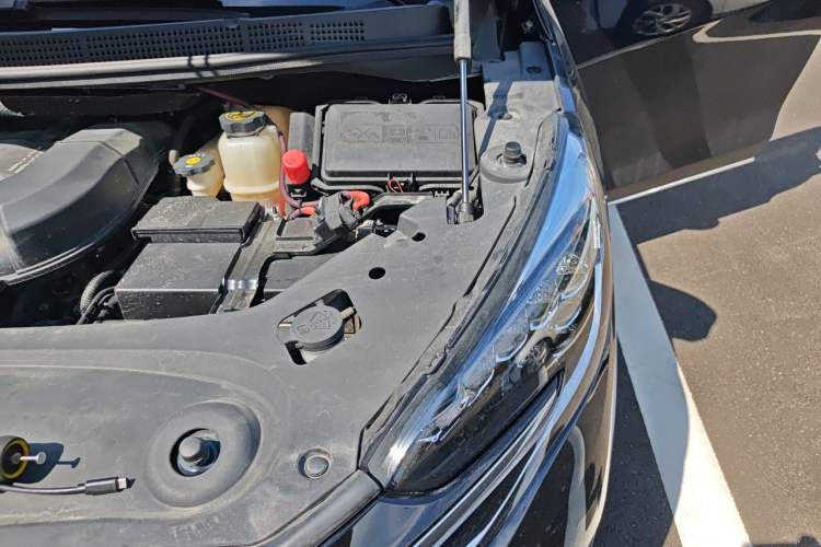 Used Buick GL8 2023 ES Lu Zun Luxury Edition and Yue Version Engine Bay Left