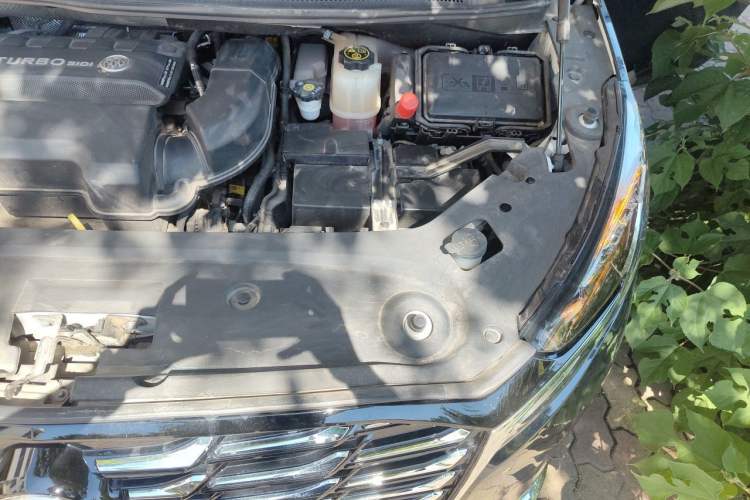 Used Buick GL8 2023 ES Lu Zun Deluxe Model Engine Bay Left