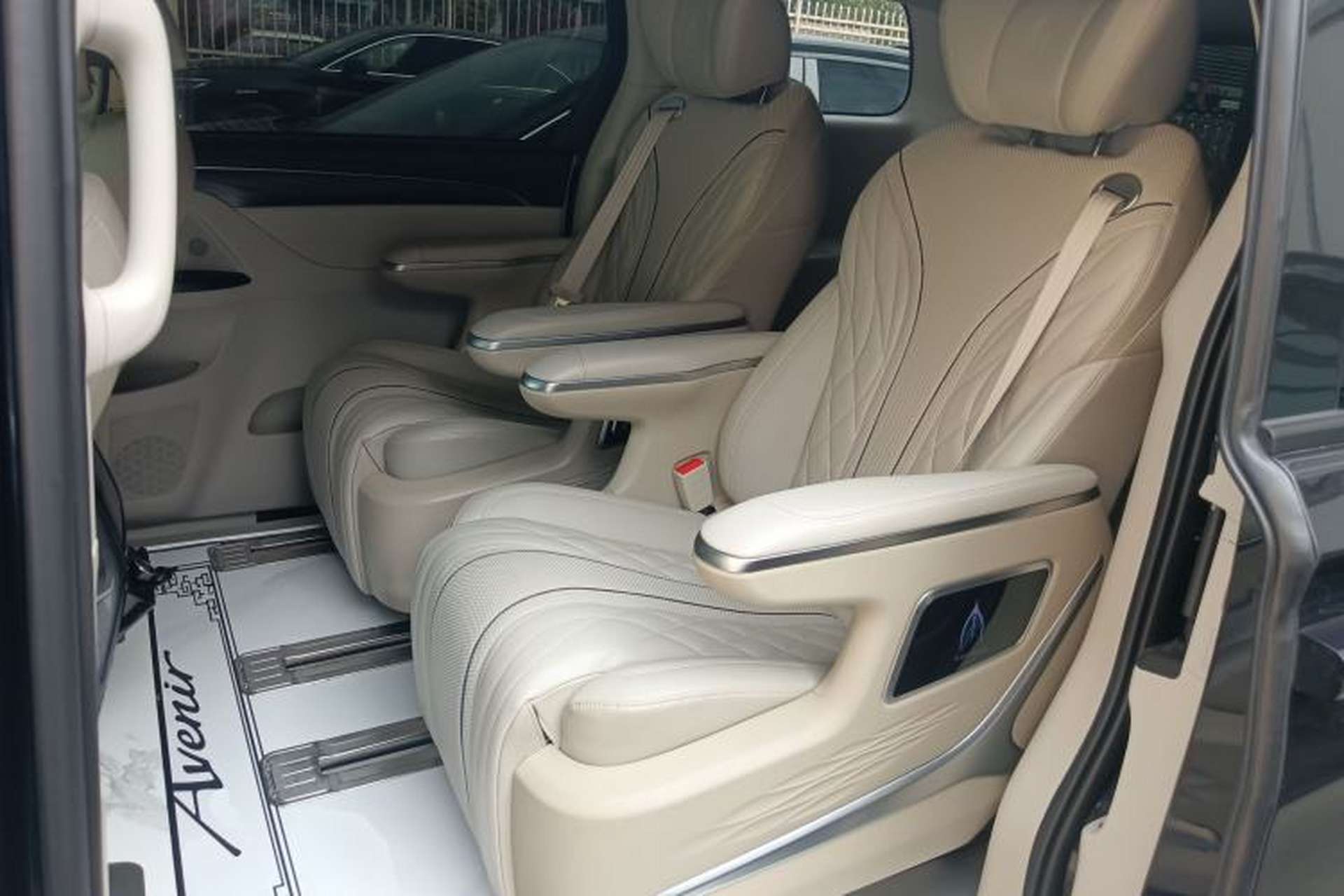 Used Buick GL8 2023 ES Lu Zun Comfort Model Left Rear Seat