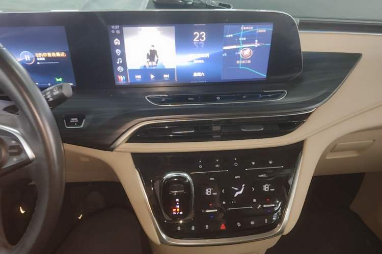 Used Buick GL8 2023 ES Lu Zun Luxury Model Audio And AC Panel