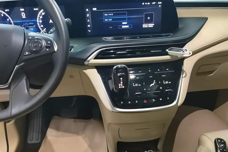 Used Buick GL8 2023 ES Lu Zun Luxury Model Audio And AC Panel