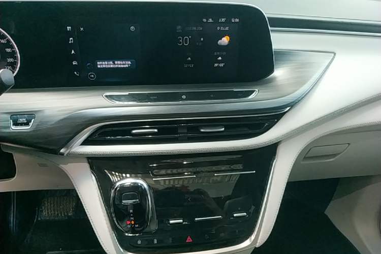 Used Buick GL8 2023 ES Lu Zun Deluxe and Yue Edition Audio And AC Panel