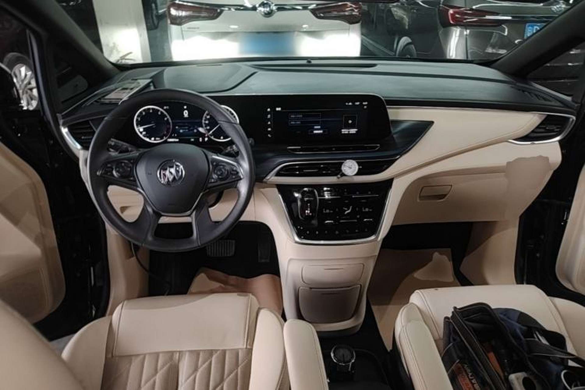 Used Buick GL8 2023 ES Lu Zun Luxury Model Center Console