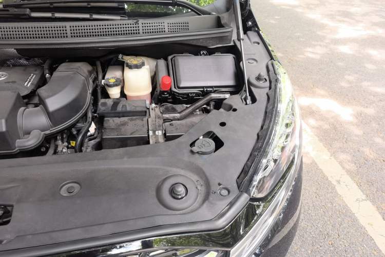 Used Buick GL8 2023 ES Lu Zun Comfort Model Engine Bay Left