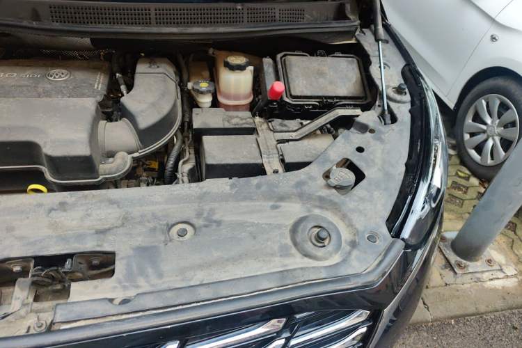 Used Buick GL8 2023 ES Lu Zun Deluxe Model Engine Bay Left