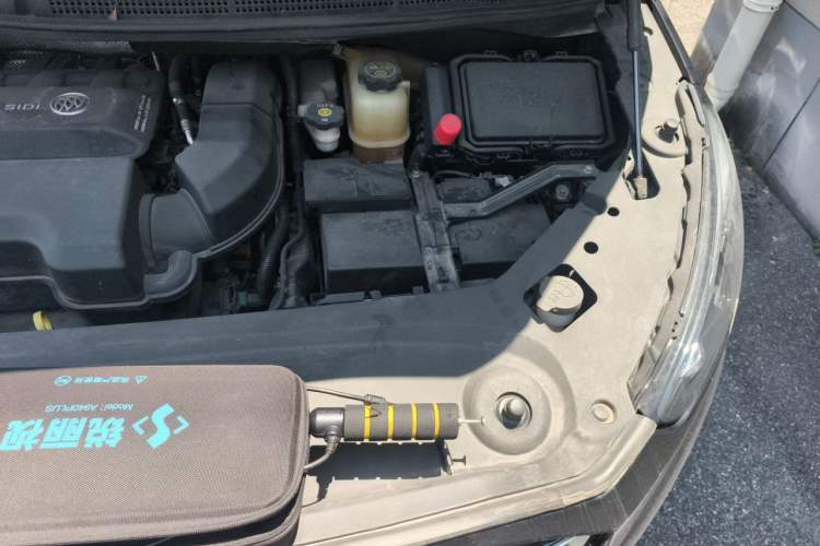 Used Buick GL8 2023 ES Lu Zun Deluxe Model Engine Bay Left