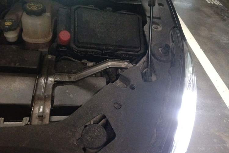 Used Buick GL8 2023 ES Lu Zun Deluxe Model Engine Bay Left