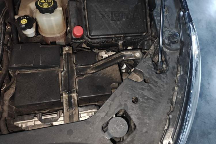 Used Buick GL8 2023 ES Lu Zun Deluxe Model Engine Bay Left