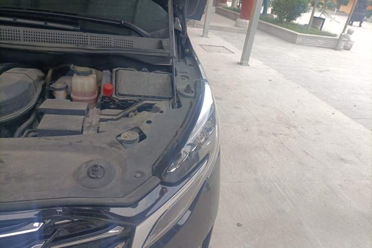 Used Buick GL8 2023 ES Lu Zun Luxury Edition and Yue Version Engine Bay Left