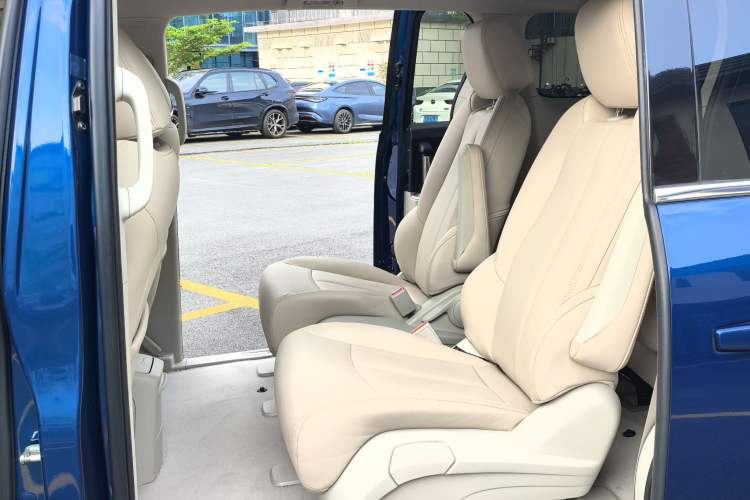Used Buick GL8 2023 Land Executive Class Comfort Model Interior 3