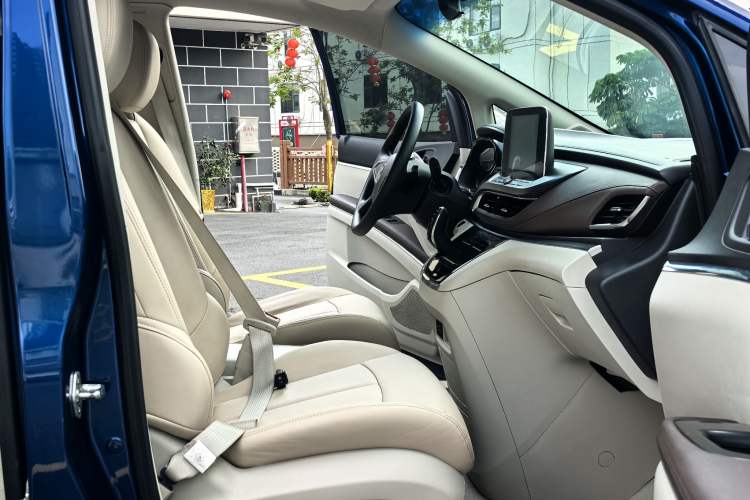 Used Buick GL8 2023 Land Executive Class Comfort Model Interior 4