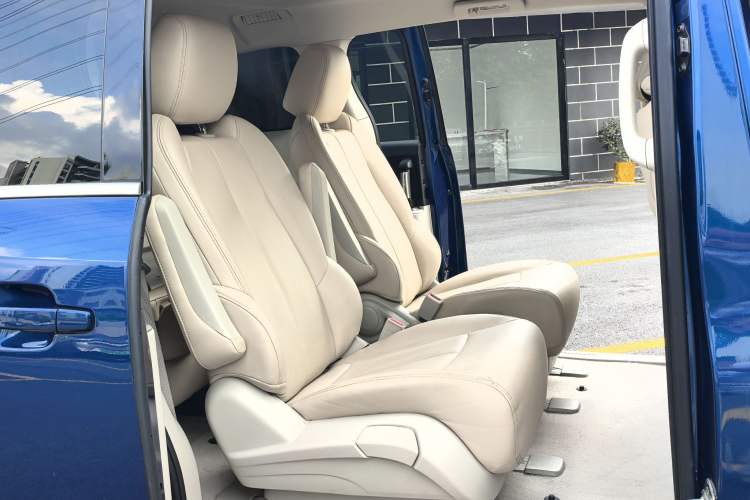 Used Buick GL8 2023 Land Executive Class Comfort Model Interior 5