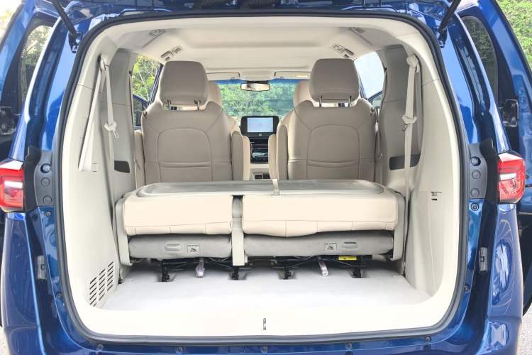 Used Buick GL8 2023 Land Executive Class Comfort Model Interior 9