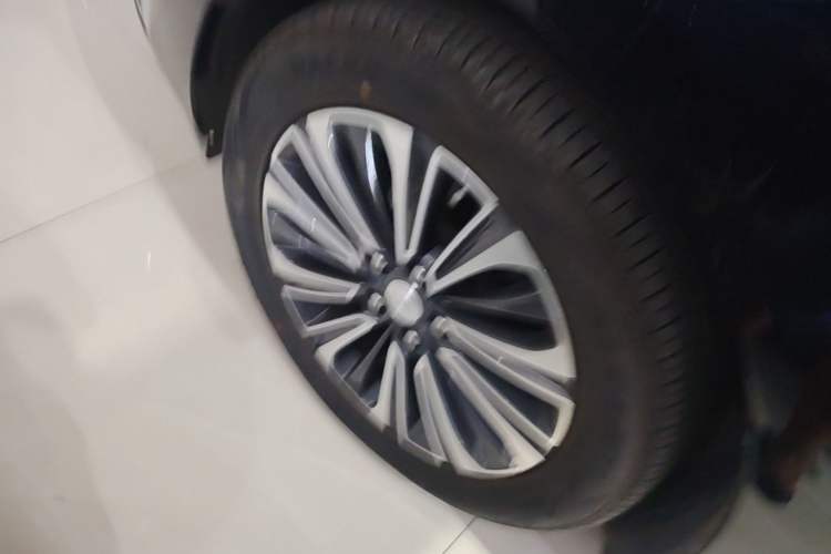 Used Buick GL8 2023 ES Lu Zun Luxury Model Left Front Wheel Hub