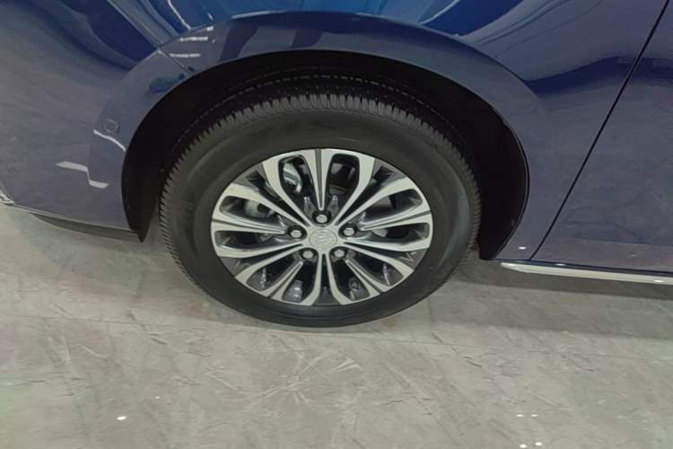 Used Buick GL8 2023 Land Executive Class Deluxe Model Left Front Wheel Hub