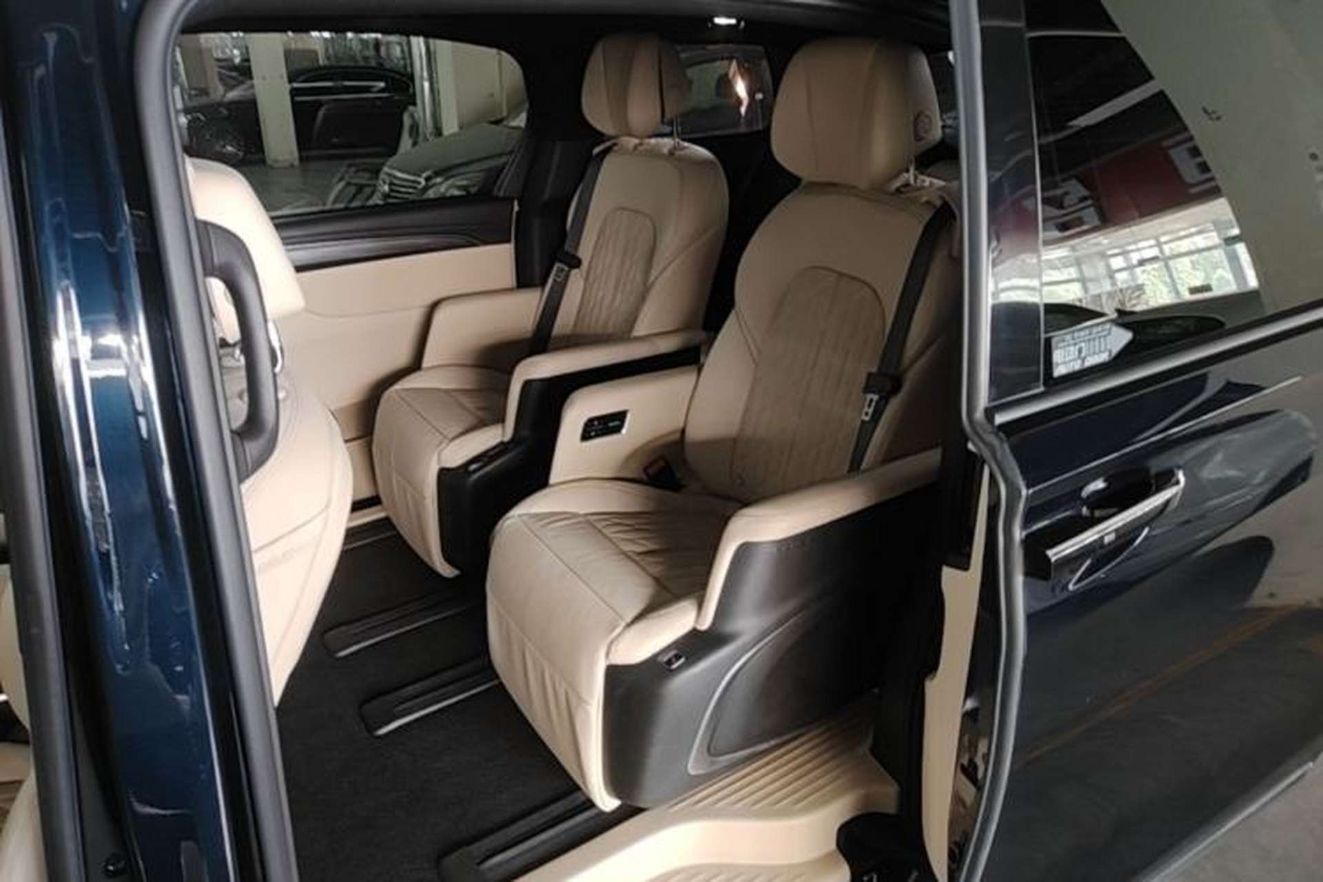 Used Buick GL8 2023 ES Lu Zun Luxury Model Left Rear Seat