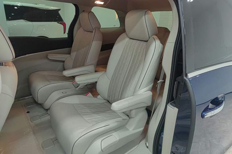 Used Buick GL8 2023 Land Executive Class Deluxe Model Left Rear Seat