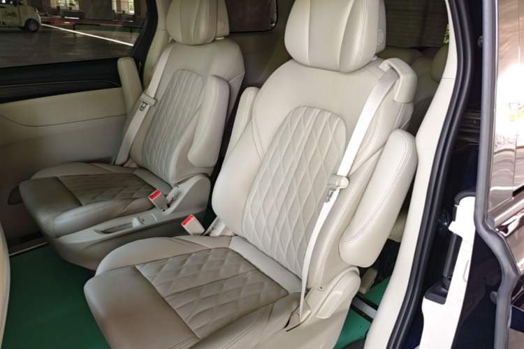 Used Buick GL8 2023 ES Lu Zun Comfort Model Left Rear Seat