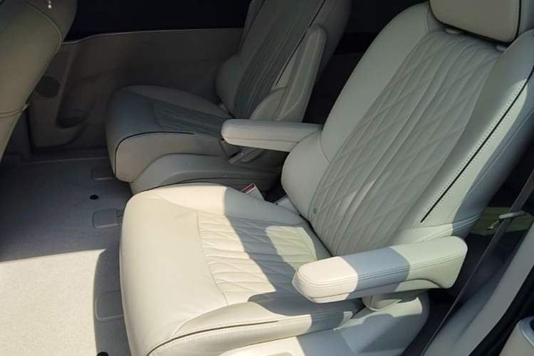 Used Buick GL8 2023 Land Executive Class 652T Luxury Model Left Rear Seat
