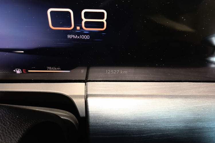 Used Buick GL8 2023 ES Lu Zun Comfort Model Odometer Close Up