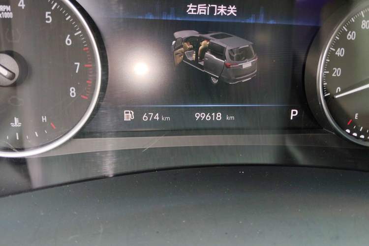 Used Buick GL8 2023 Land Executive Class Smart Enjoyment Model Odometer Close Up