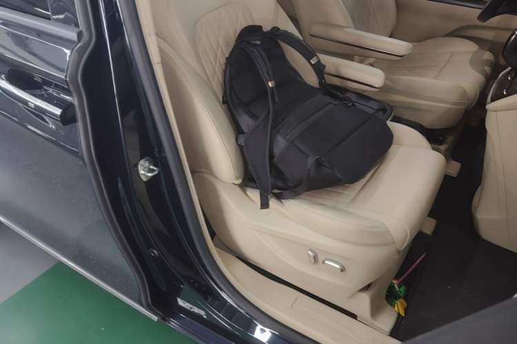 Used Buick GL8 2023 ES Lu Zun Luxury Model Right Front Seat