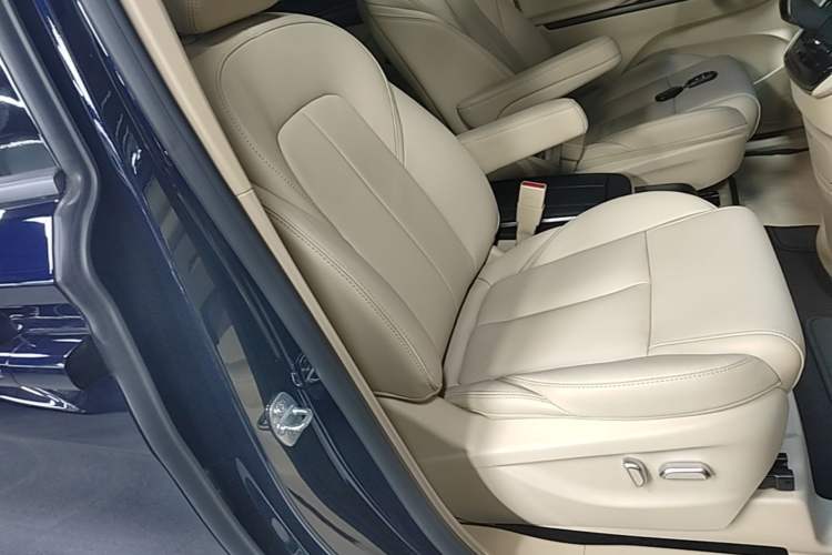 Used Buick GL8 2023 ES Lu Zun Deluxe Model Right Front Seat