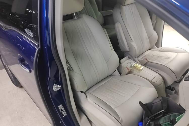 Used Buick GL8 2023 Land Executive Class 652T Luxury Model Right Front Seat