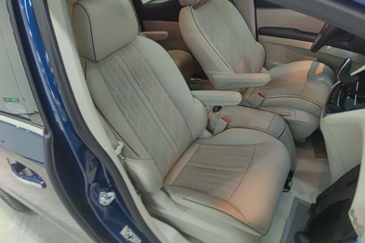 Used Buick GL8 2023 Land Executive Class Deluxe Model Right Front Seat