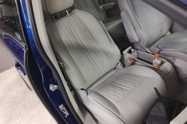 Used Buick GL8 2023 Land Executive Class 652T Luxury Model Right Front Seat